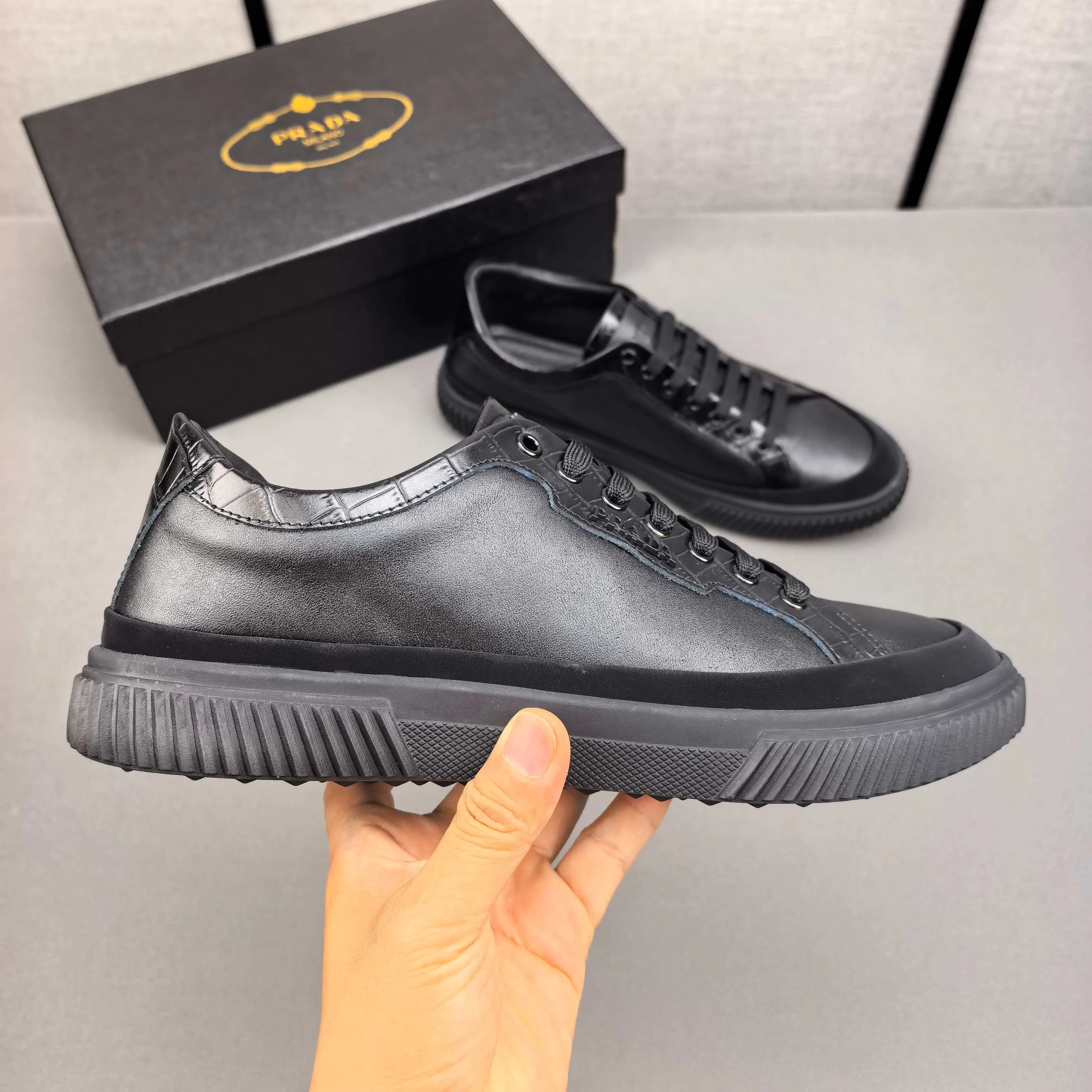 PP400👟👟👟Prada set off the audience! Prada, an international brand that is constantly innovating, this men's casual shoe, the original version, made of cowhide leather at a ratio of one to one at the store, with leather feet and rubber non-slip outsole, breathable and comfortable, quality speaks for itself👄38-44